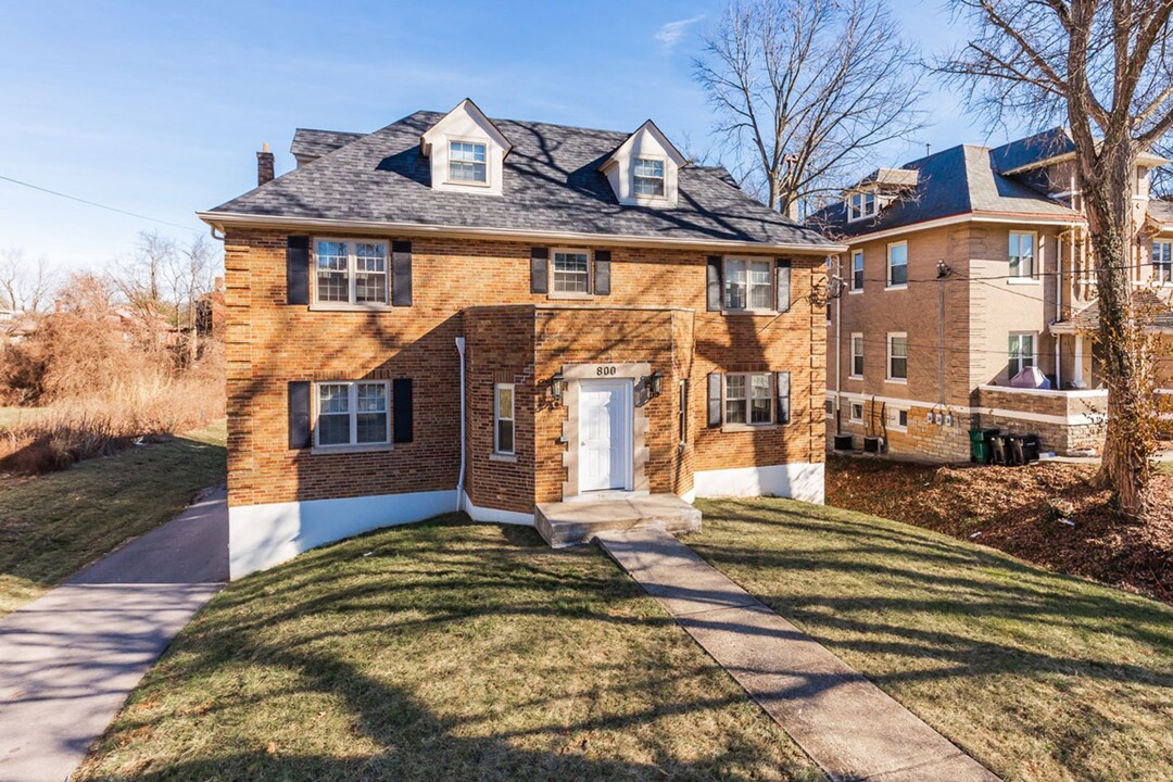800 N Fred Shuttlesworth Cir in Cincinnati, OH - Building Photo