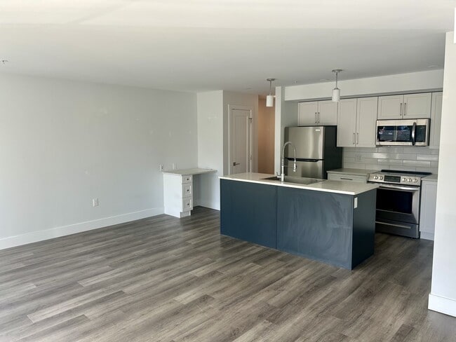 210 First Ave W in Qualicum Beach, BC - Building Photo - Building Photo