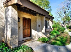 21515 Erwin St in Woodland Hills, CA - Building Photo - Building Photo