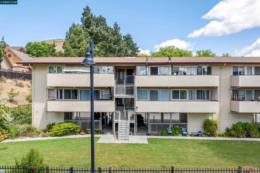 2345 Paloma Ct in Pinole, CA - Building Photo