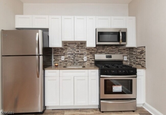 84 E Jersey St in Elizabeth, NJ - Building Photo - Building Photo