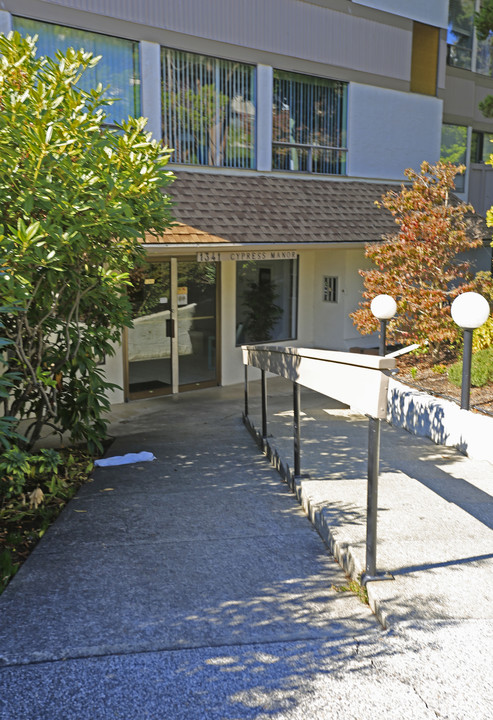 Cypress Manor in White Rock, BC - Building Photo