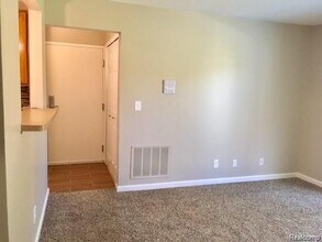 954 Bloomfield Village Blvd in Auburn Hills, MI - Building Photo - Building Photo