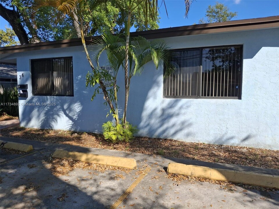 34 SW 9th St in Hallandale Beach, FL - Foto de edificio
