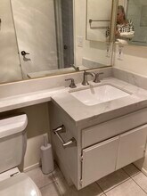 21500 Califa St, Unit 102 in Woodland Hills, CA - Foto de edificio - Building Photo