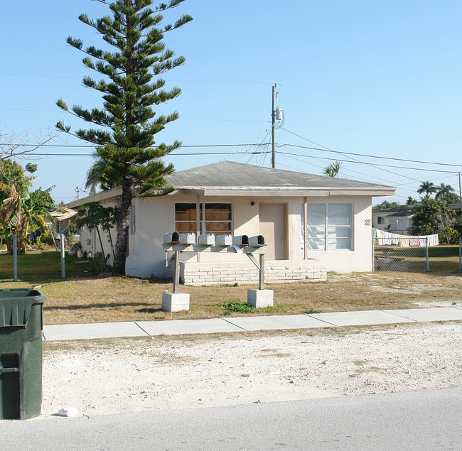 1021-1081 NW 9th St in Homestead, FL - Building Photo - Building Photo