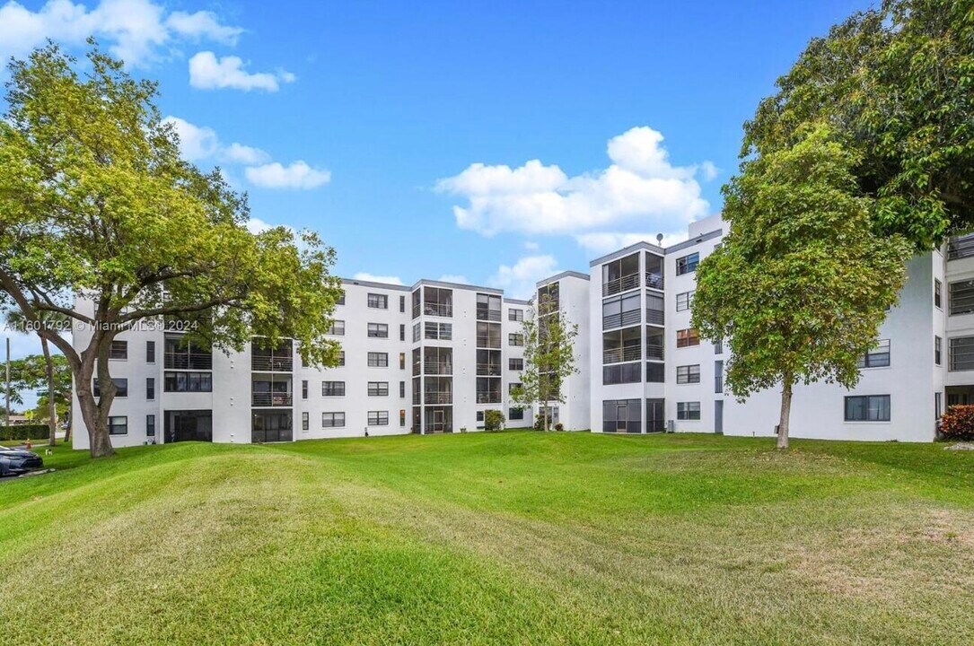 9235 SW 8th St in Boca Raton, FL - Building Photo