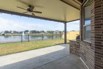 218 Harbor Bend Ln in Dickinson, TX - Foto de edificio - Building Photo