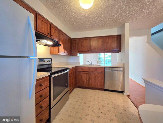 8557 Koluder Ct in Newington Forest, VA - Building Photo - Building Photo