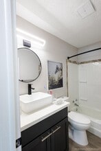 Sky Hill Apartments in Champlin, MN - Foto de edificio - Building Photo