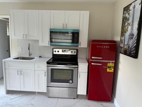 841 NW 39th St in Oakland Park, FL - Foto de edificio - Building Photo