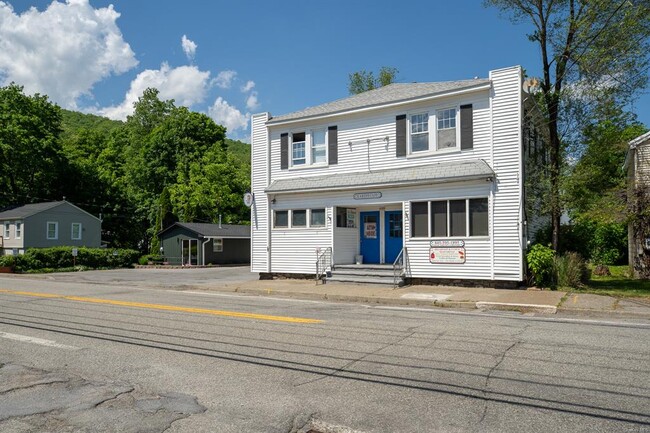 699 Jersey Ave in Greenwood Lake, NY - Foto de edificio - Building Photo