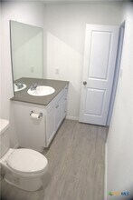 809 Riviera Ct in Seguin, TX - Foto de edificio - Building Photo