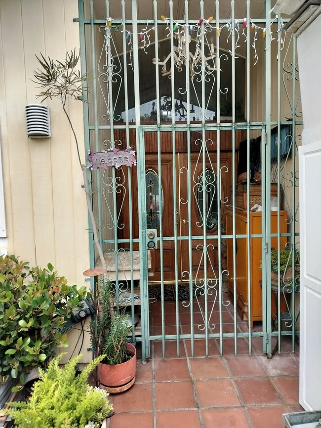 1319 Walgrove Ave, Unit Front in Los Angeles, CA - Foto de edificio - Building Photo