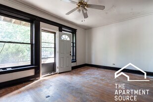 900 W Belle Plaine Ave in Chicago, IL - Building Photo