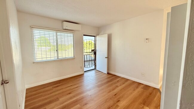 124 1/2 W 95th St, Unit W. 95th St. in Los Angeles, CA - Foto de edificio - Building Photo