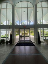 490 NW 165th St in Miami, FL - Building Photo - Building Photo