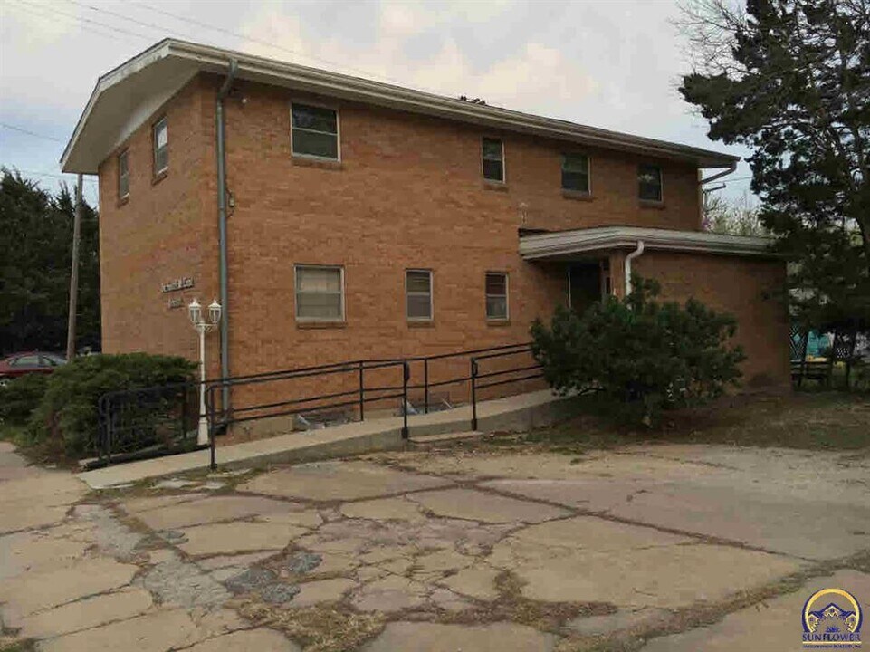 107 E 12th Ave in Emporia, KS - Building Photo