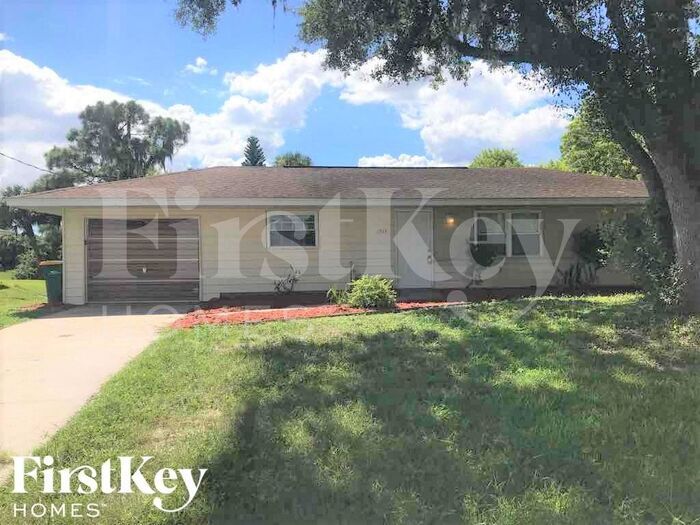 1513 Harbor Blvd in Port Charlotte, FL - Foto de edificio