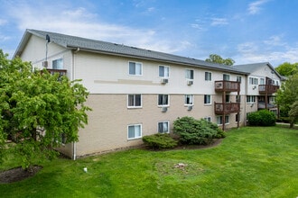 Whispering Meadows in Mundelein, IL - Foto de edificio - Primary Photo