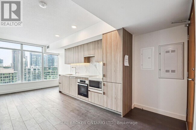 1 Concord Cityplace Wy in Toronto, ON - Building Photo - Building Photo