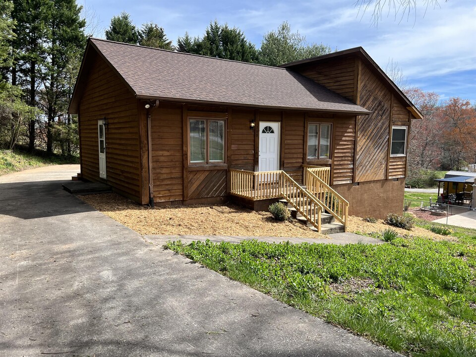 288 Gwyn Hayes St in North Wilkesboro, NC - Foto de edificio