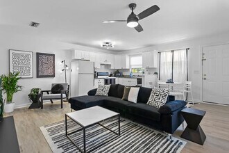 2401 Gordon St in Tampa, FL - Building Photo - Building Photo