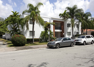 33 Alhambra Cir in Coral Gables, FL - Building Photo - Building Photo