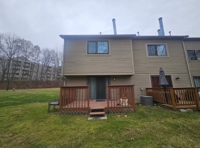 135 Village Square Dr in New Britain, CT - Building Photo - Building Photo