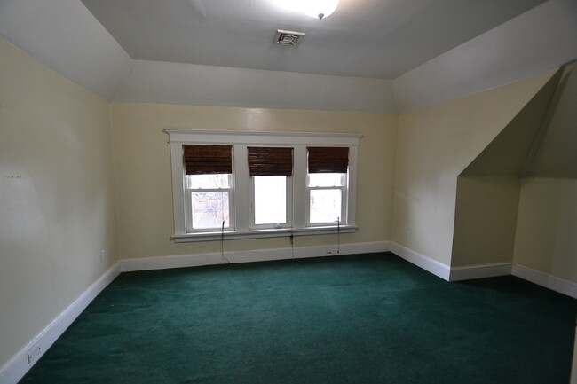 585 Beechwood Ave, Unit 585 in Bridgeport, CT - Building Photo - Building Photo