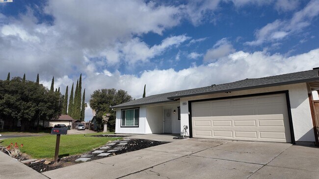 2216 Hamlin Dr in Antioch, CA - Building Photo - Building Photo