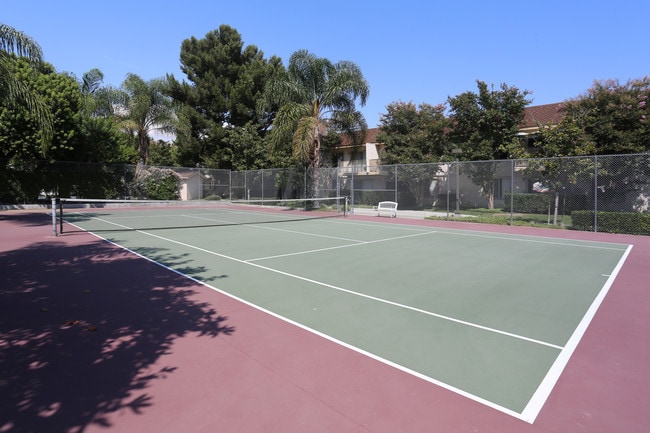 Hillcrest Village Senior Living in Anaheim, CA - Foto de edificio - Building Photo