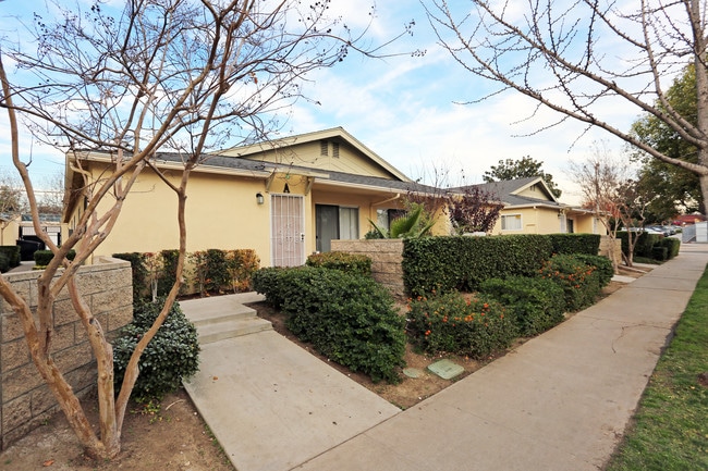 Garnet Lane Apartments in Fullerton, CA - Building Photo - Building Photo