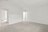 132 Lake Shore Rd, Unit 4 in Boston, MA - Building Photo - Building Photo