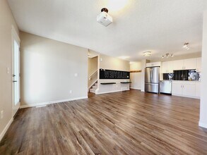 17215-17219 9 Avenue Southwest in Edmonton, AB - Building Photo - Building Photo