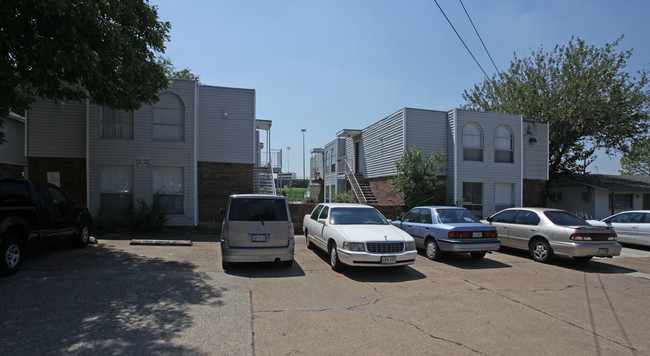 2401 W Prairie St in Denton, TX - Foto de edificio - Building Photo