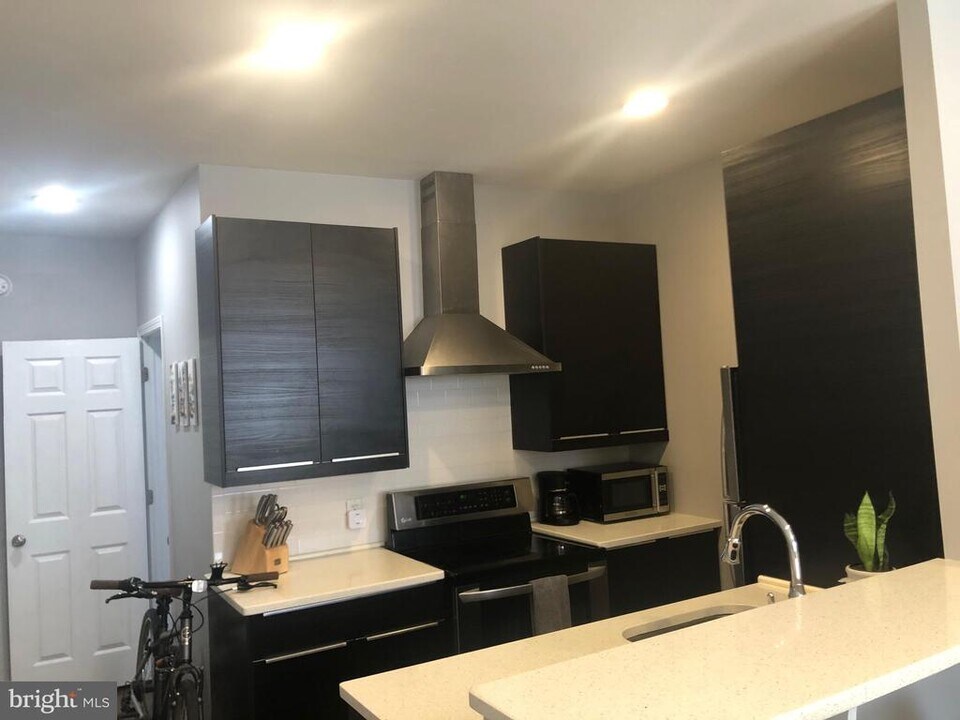 349 Dickinson St in Philadelphia, PA - Building Photo