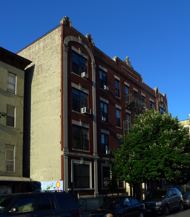 10 Pulaski St in Brooklyn, NY - Building Photo