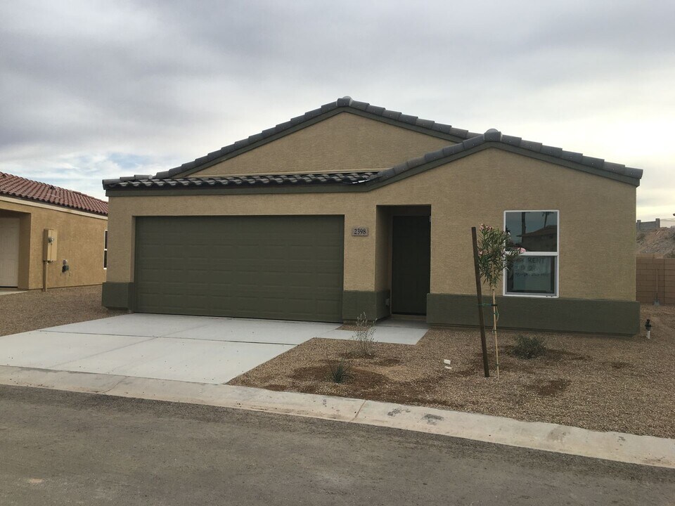 2398 Granite Cir in Bullhead City, AZ - Foto de edificio