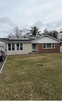 21 Chateau Dr in Oakdale, NY - Building Photo
