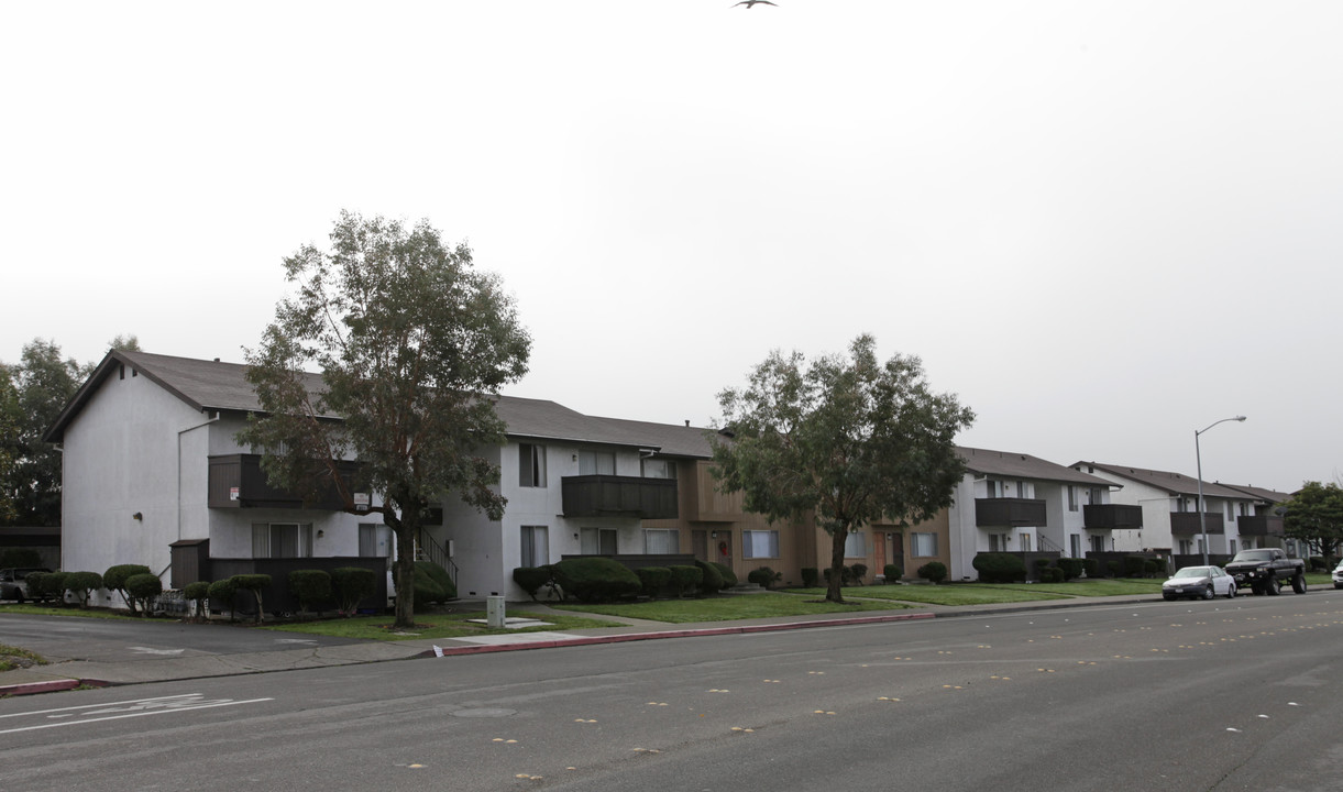 Baywood Arms in Petaluma, CA - Building Photo