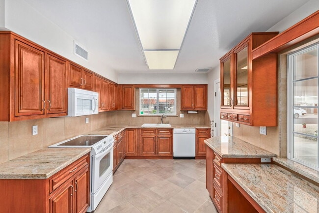 14022 Whispering Lake Dr in Sun City, AZ - Building Photo - Building Photo