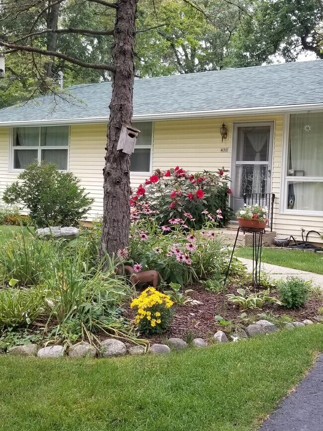430 Waubun Dr in Fontana, WI - Building Photo - Building Photo