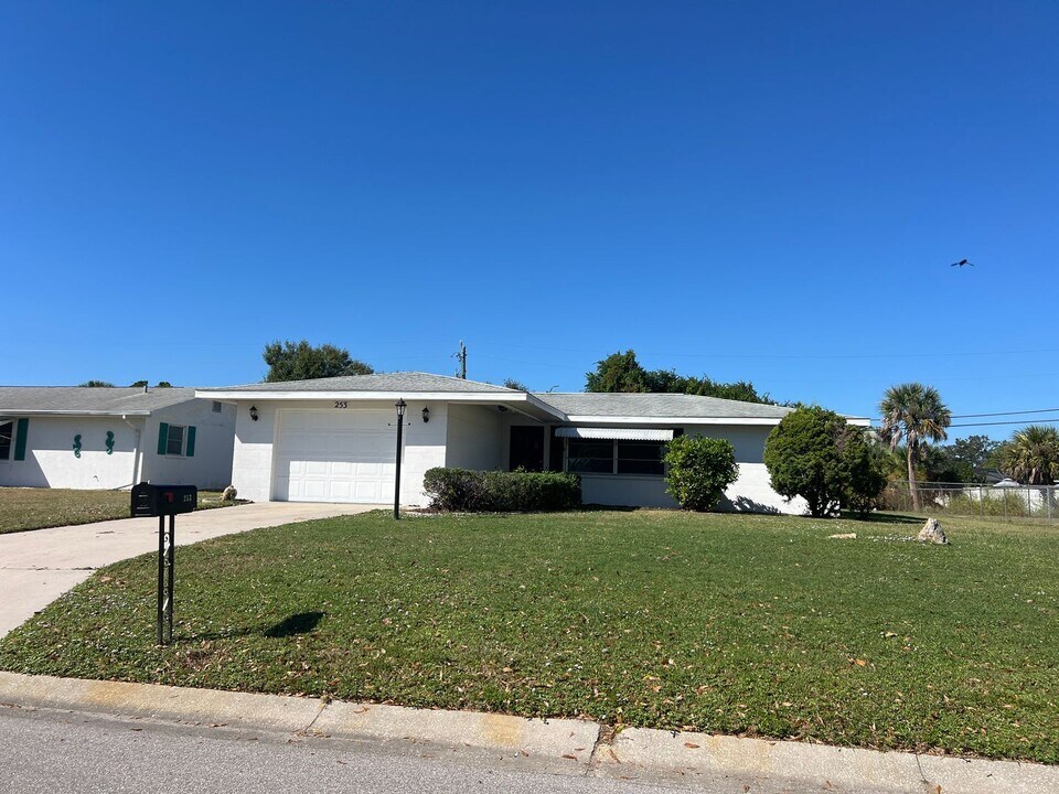 253 Alsace Ave in Venice, FL - Building Photo