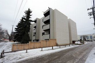 Edmon Manor in Edmonton, AB - Building Photo - Building Photo