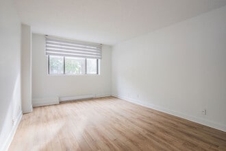 10500 De L'acadie Boul in Montréal, QC - Building Photo - Building Photo