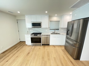 22261 Haynes St in Woodland Hills, CA - Building Photo - Building Photo