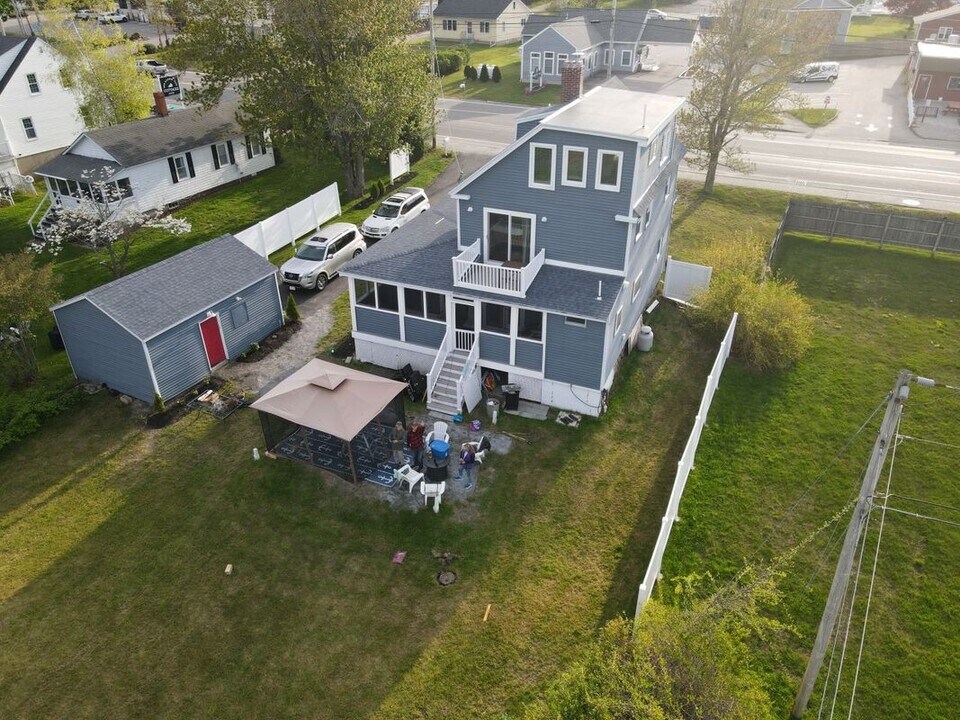 1073 Post Rd in Wells, ME - Building Photo