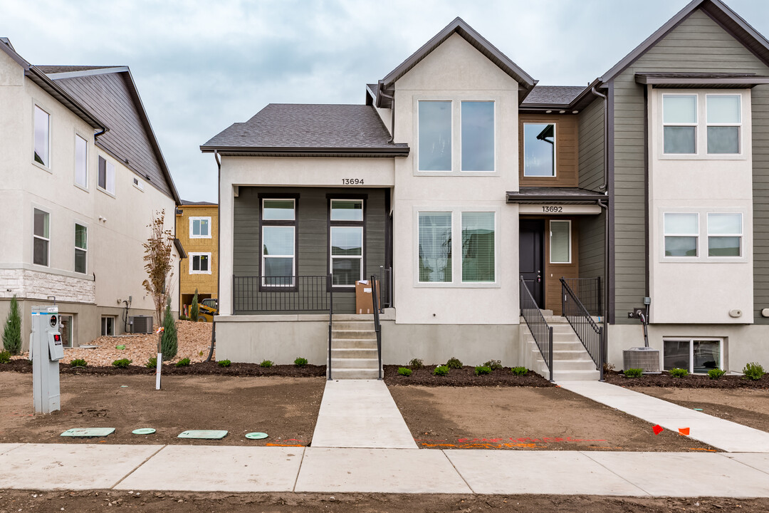13694 S Devers Dr in Riverton, UT - Building Photo