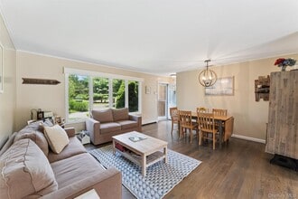 27 S Country Rd in Westhampton, NY - Building Photo - Building Photo